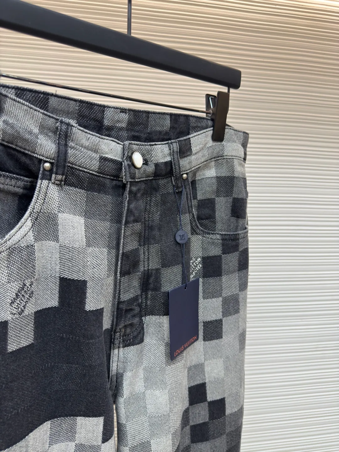 LOUIS VUITTON checkerboard mosaic denim trousers ●Authentic product: Purchased and developed for 15600 ●Item number: 1680020-B40 ●Fabric: denim fabric ●Technology: Jacquard technology ●Version: Fitted version ●Size: 30-32-34-36 ●Weight: about 1250g ●Description: Gradient mosaic plaid fabric developed as it is Restored letter jacquard on denim The minimum order quantity for the pearl hardware laser engraving logo is 6w. The cost of a single pearl button is RMB. The details are processed perfectly. After the garment is ready, the enzyme soaking and washing process is used to make the denim slightly yellowed to show the traces of time. Finally, the buttons are hand-buttoned. Machine equipment cannot be used for buttoning because the button material is pearls. The scrap rate of machine buttoning is 40%. The 13 pearl buttons on the whole body are all hand-buttoned. Unreplicable works of art pay tribute to Fei Dong. The overall wiring is straight and delicate, the fabric is comfortable and soft, and the color is consistent without color difference. It can be matched with the same style to create a fashionable look and control various occasions. Customized accessories, complete with three standards, same style for men and women!